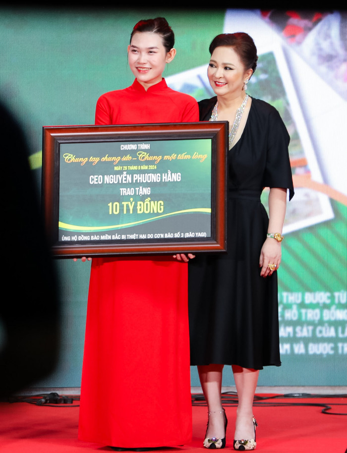 Bà Nguyễn Phương Hằng có 2 lần ủng hỗ bà con bị thiệt hại do bão lũ, tổng cộng là 20 tỷ đồng