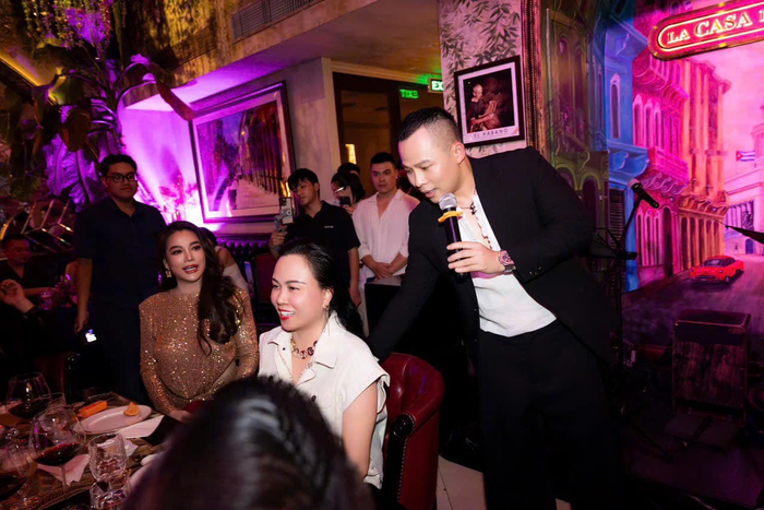 Phượng Chanel nói nhiều năm qua, cô chỉ mặc đồ cũ hoặc phối hợp những trang phục cũ với nhau.