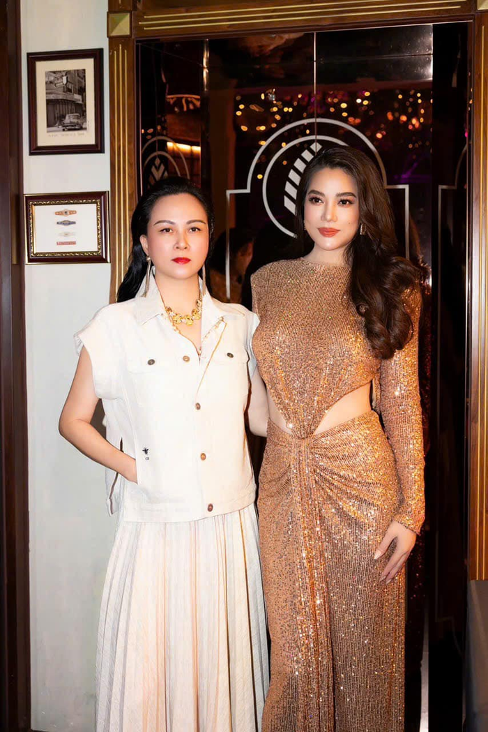 Phượng Chanel chụp ảnh cùng Trương Ngọc Ánh trong một sự kiện mới đây.