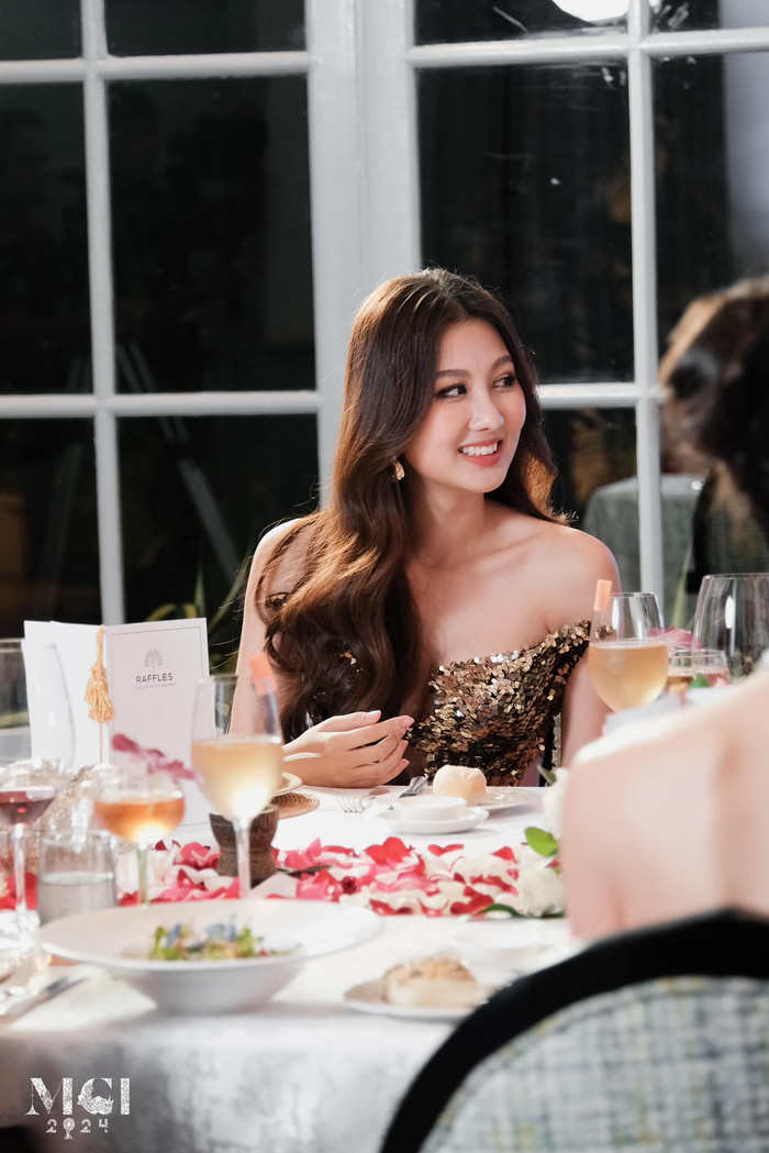 Trong 30 bức ảnh chụp tại bàn tiệc được Miss Grand International công bố, Quế Anh có 2 lần xuất hiện với khung ảnh đơn. Cả hai khoảnh khắc của đại diện Việt Nam đều được ghi lại ở góc mặt nghiêng. Hiện, số lượt tương tác hình ảnh ăn tối của Quế Anh được ghi nhận lần lượt là 2,3 nghìn và 2,4 nghìn.