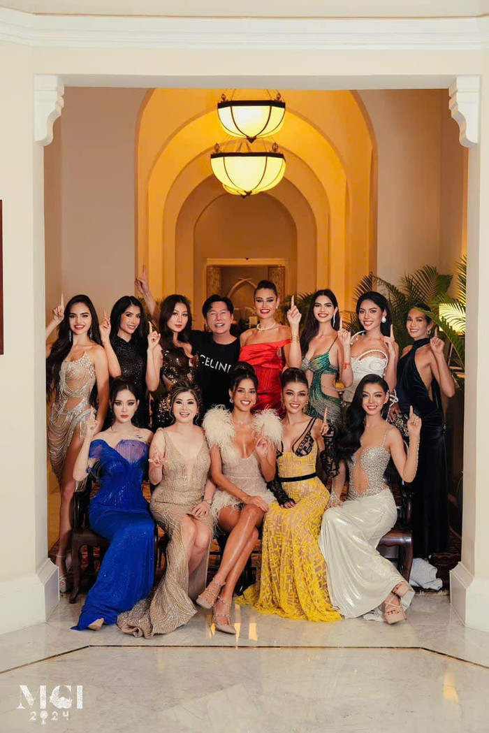 Ngoài Quế Anh, 9 đại diện quốc gia cùng thưởng thức bữa tối với Mr. Nawat bao gồm: Myanmar, Indonesia, Cambodia, Philippines, Thailand, India, Spain, Paraguay và Mexico. Nhìn chung, các cô gái đều chỉn chu từ váy áo đến tóc tai trong ngày gặp gỡ chủ tịch Miss Grand International. Các bộ cánh được đều được may đo khéo léo với tiêu chí tôn đường cong hình thể.  