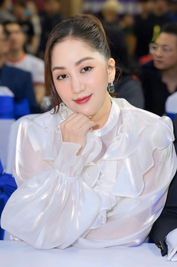 Khánh Thi vượt qua sự phản đối của gia đình và chỉ trích từ dư luận để quyết định xây dựng gia đình với Phan Hiển.