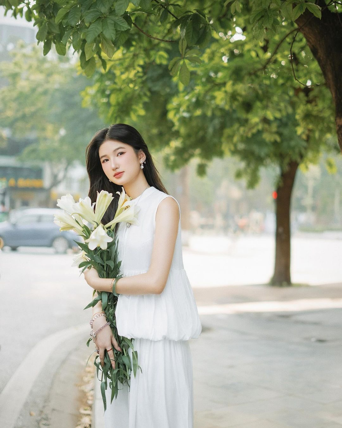 Nàng Mơ sở hữu đôi mắt một mí, sóng mũi cao thanh thoát và gương mặt trái xoan chuẩn phụ nữ Việt Nam.