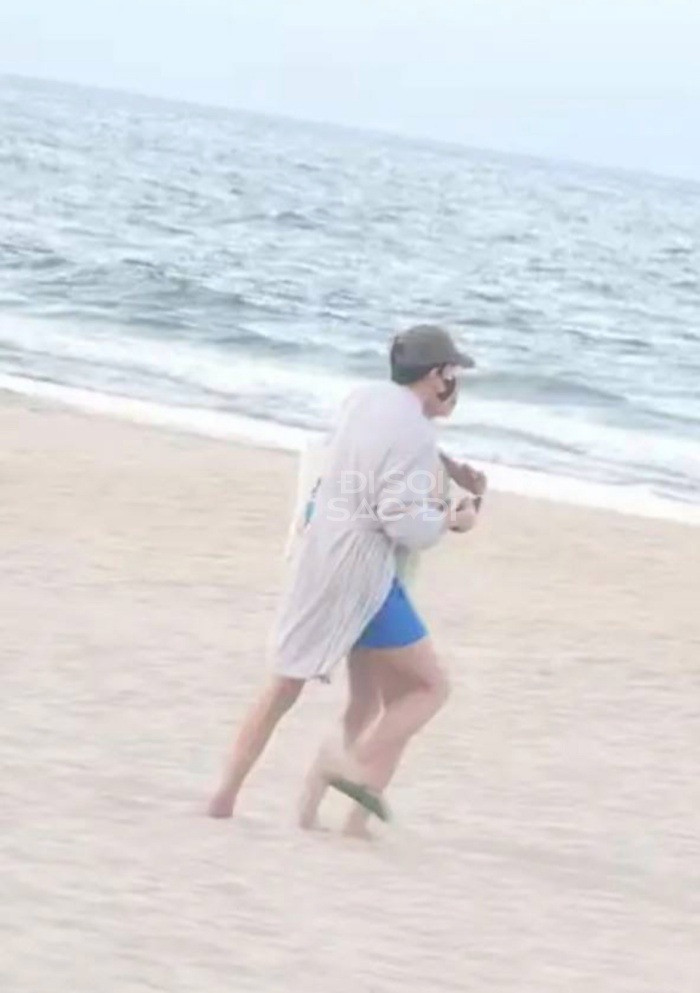 Thúy Ngân - Võ Cảnh từng bị bắt gặp âu yếm trên biển. Ảnh Đi soi sao đi