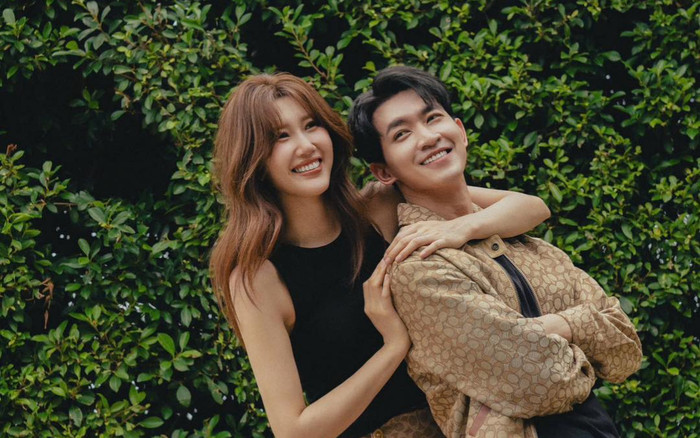 Thúy Ngân ôm bạn trai khi xuống phố Ảnh 2