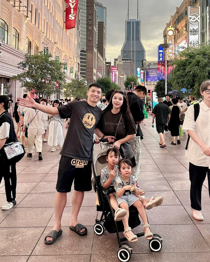 Bùi Tiến Dũng cùng vợ và hai con gái trong chuyến du lịch tại Thương Hải.