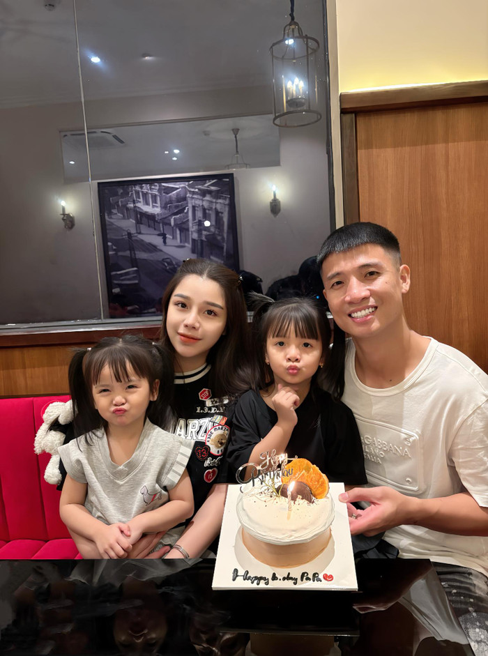 Bùi Tiến Dũng đón sinh nhật ý nghĩa bên vợ và hai con gái.