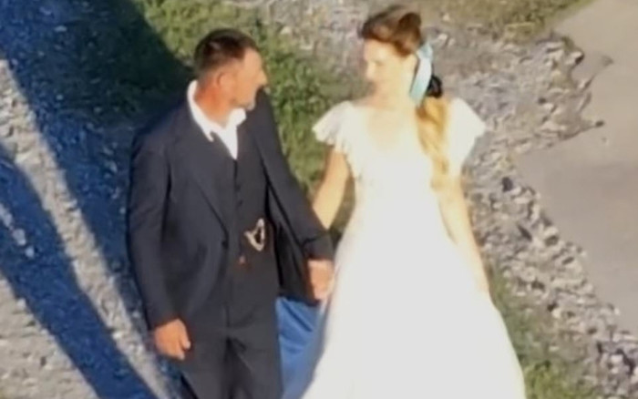 Vừa tổ chức đám cưới, nữ ca sĩ bị người lạ gắn định vị trên xe để quay lén khi sống ở nhà chồng Ảnh 2