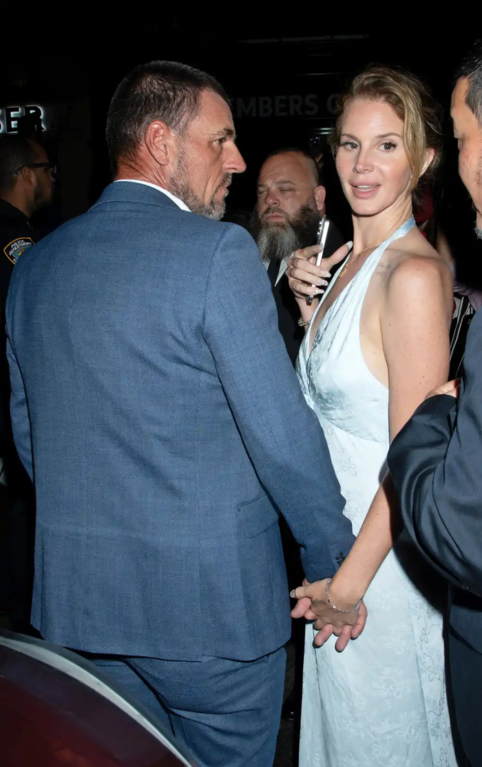 Vừa tổ chức đám cưới, nữ ca sĩ bị người lạ gắn định vị trên xe để quay lén khi sống ở nhà chồng Ảnh 1