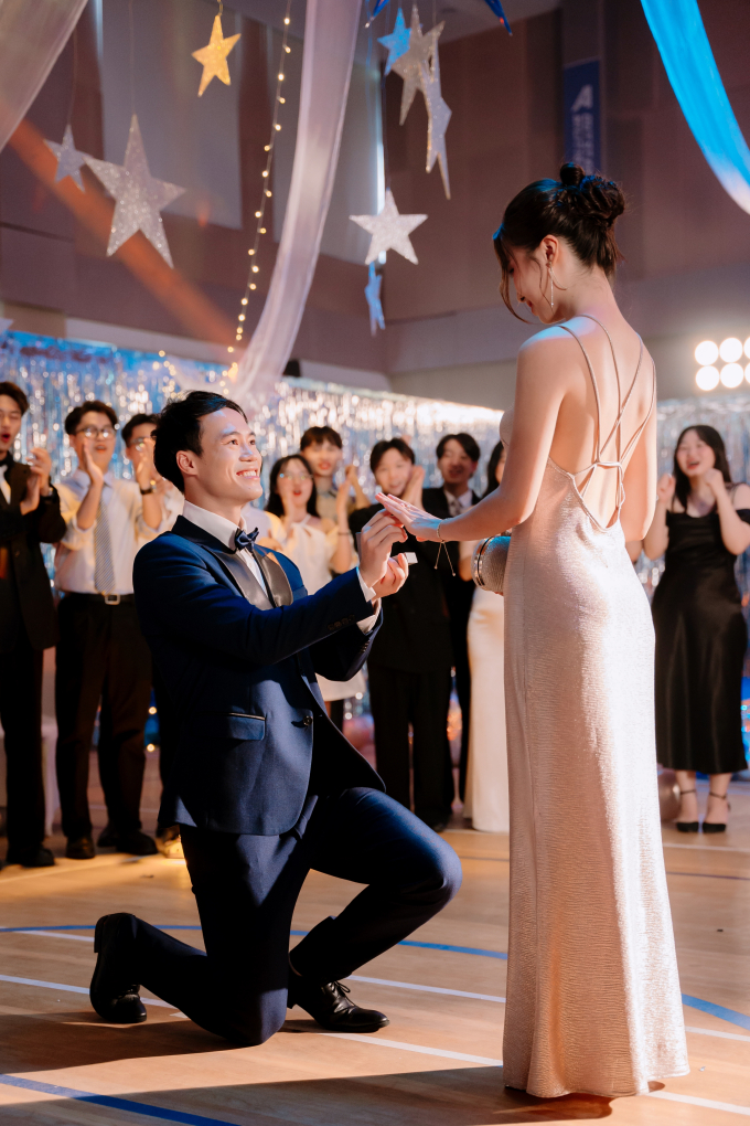 Hình ảnh Văn Toàn cầu hôn bất ngờ 'viral' khắp mạng xã hội. 