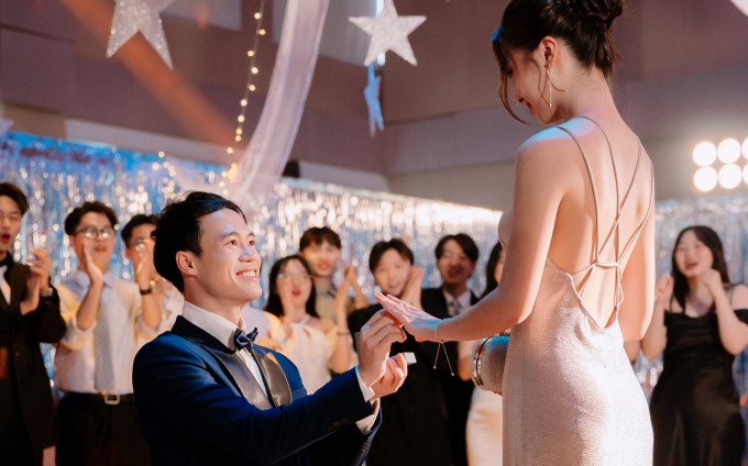 Văn Toàn từng vướng tin đồn cưới xin với một nữ ca sĩ Vbiz trước khi lộ ảnh cầu hôn Ảnh 2