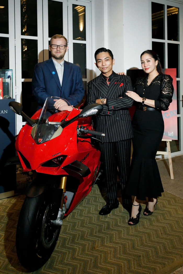 Khánh Thi được Phan Hiển dẫn đi xem 'món đồ bạc tỷ'.