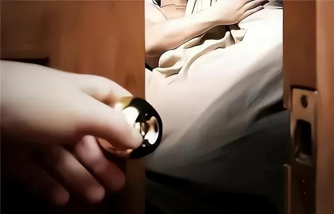 Anh ngã quỵ khi thấy vợ ngoại tình với hàng xóm.