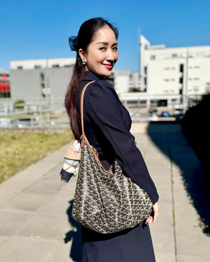 Nói không ngoa, vẻ đẹp ở tuổi 42 của Khánh Thi được hình thành không chỉ từ việc chăm sóc của chính cô mà còn gồm cả sự hạnh phúc, viên mãn từ gia đình nhỏ. Ở Khánh Thi, cô toát được khí chất phúc hậu và năng lượng của một phụ nữ được chồng yêu chiều. 