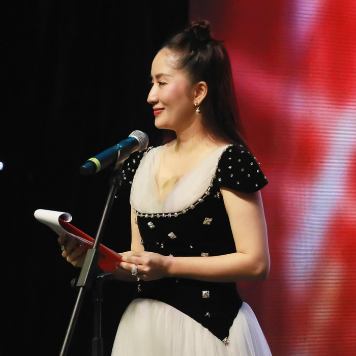 Hiểu rõ vóc dáng không được như thời hoàng kim, Khánh Thi cũng khéo léo hơn trong việc lựa chọn trang phục để xuất hiện trước công chúng. Những items kín đáo, có độ dài hợp lý sẽ là những ưu tiên hàng đầu của Khánh Thi. 