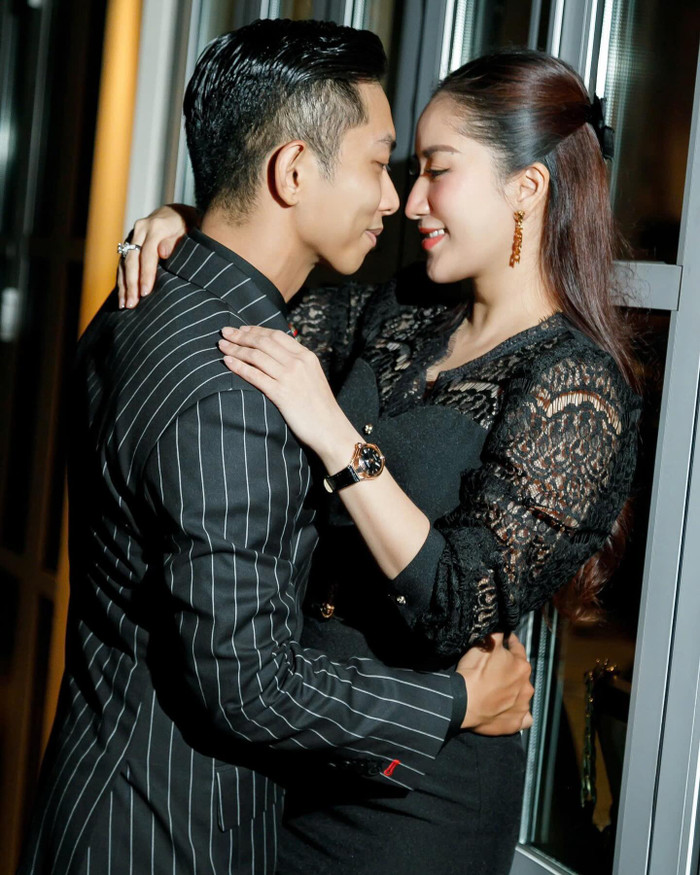 Trải qua hơn một thập kỷ bên nhau, Khánh Thi và Phan Hiển luôn khiến khán giả bày tỏ sự ngưỡng mộ cho tình yêu đẹp, chân thành của cả hai. 