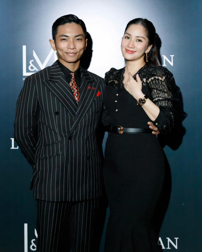 Mới đây, Khánh Thi và Phan Hiển vừa cập nhật trang cá nhân với bài viết khoe loạt khoảnh khắc hạnh phúc sau 15 năm hạnh phúc bên nhau. Dù có cách biệt lớn về mặt tuổi tác nhưng nữ kiện tướng dnancesport được khen ngợi ngày càng trẻ trung hơn cả ông xã. 