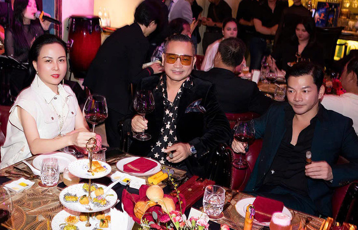 Chồng cũ của Trương Ngọc Ánh - diễn viên Trần Bảo Sơn (ngoài cùng bên phải) cũng tham gia bữa tiệc thân mật này.