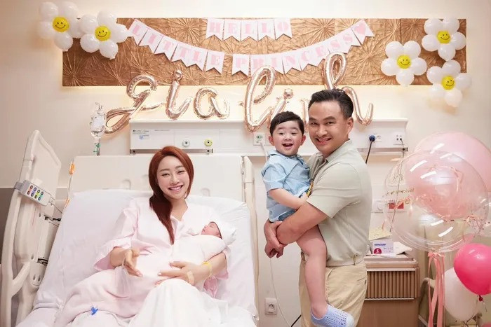 Chi Bảo có cuộc sống viên mãn bên vợ trẻ. 