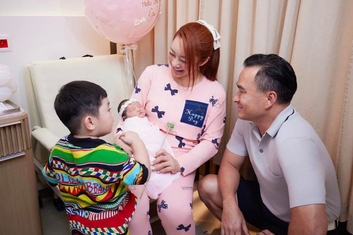 Bà xã Chi Bảo không ngại tiết lộ cân nặng, cho biết chưa vội giảm cân sau sinh.