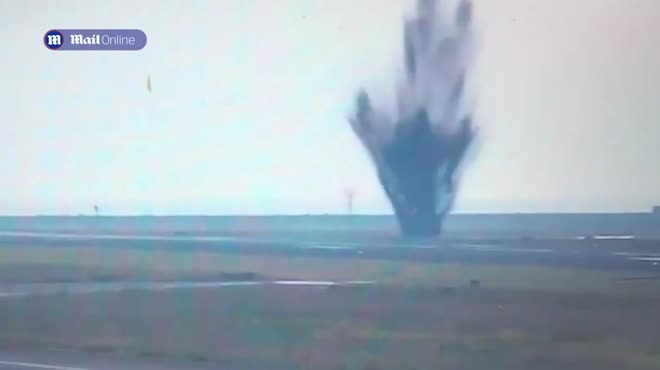 Hình ảnh thời điểm quả bom phát nổ ở sân bay Nhật Bản.