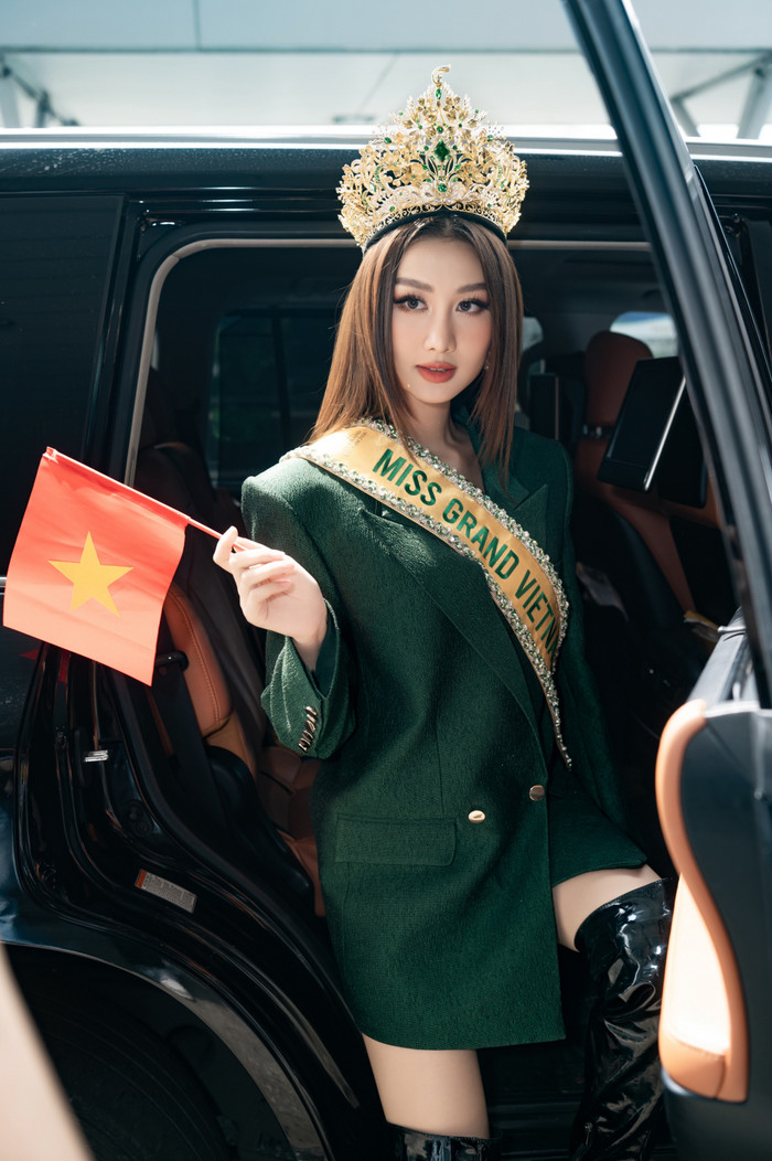 Hoa hậu Quế Anh có mặt tại sân bay Tân Sơn Nhất lên đường dự thi Miss Grand Intertional 2024. 