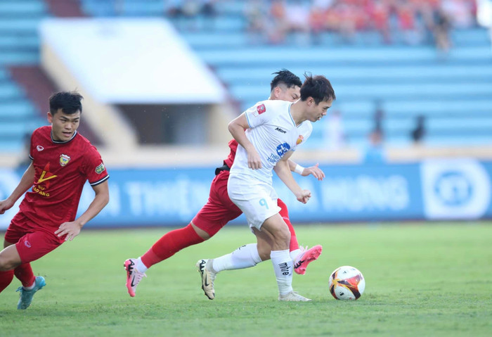 Tiền đạo Văn Toàn đang gây thất vọng khi liên tục 'tịt ngòi'. Ảnh: CLB Nam Định