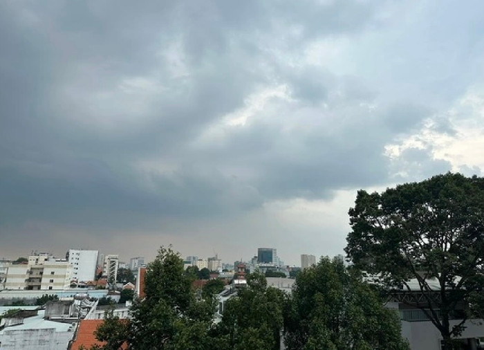 Mây giông đang phát triển mạnh và sẽ gây mưa vừa đến mưa to nhiều nơi trên địa bàn TP.HCM - Ảnh: CHÍ NHÂN