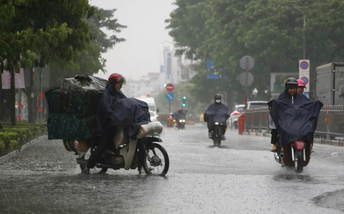 TP.HCM đang mưa lớn, giông sét ầm ầm Ảnh 2
