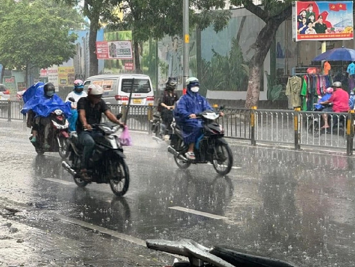 Từ hôm nay tới ngày 5.10, TP.HCM và một số tỉnh thành Nam bộ có khả năng xuất hiện mưa và buổi sáng - Ảnh: CHÍ NHÂN