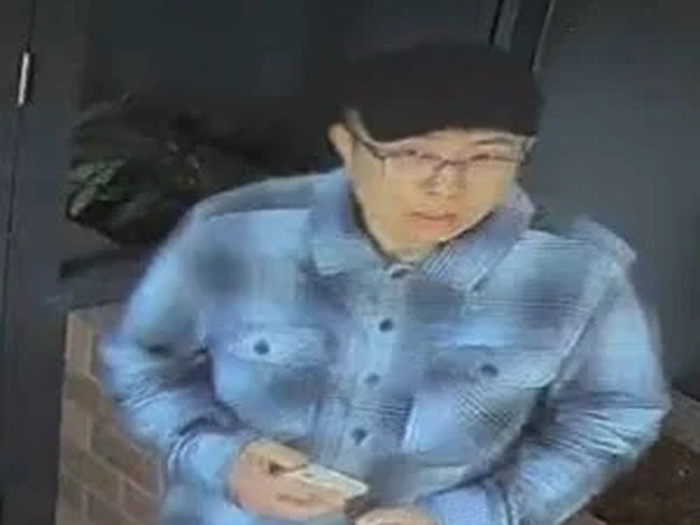 Cảnh sát đã công bố thêm hình ảnh của một người đàn ông mà họ cho là đã đổ cà phê nóng lên người một em bé trong công viên Brisbane. (Sở Cảnh sát Queensland).