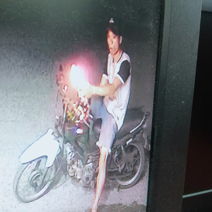 Camera an ninh ghi lại cảnh nam thanh niên cầm bom xăng ném vào ngân hàng