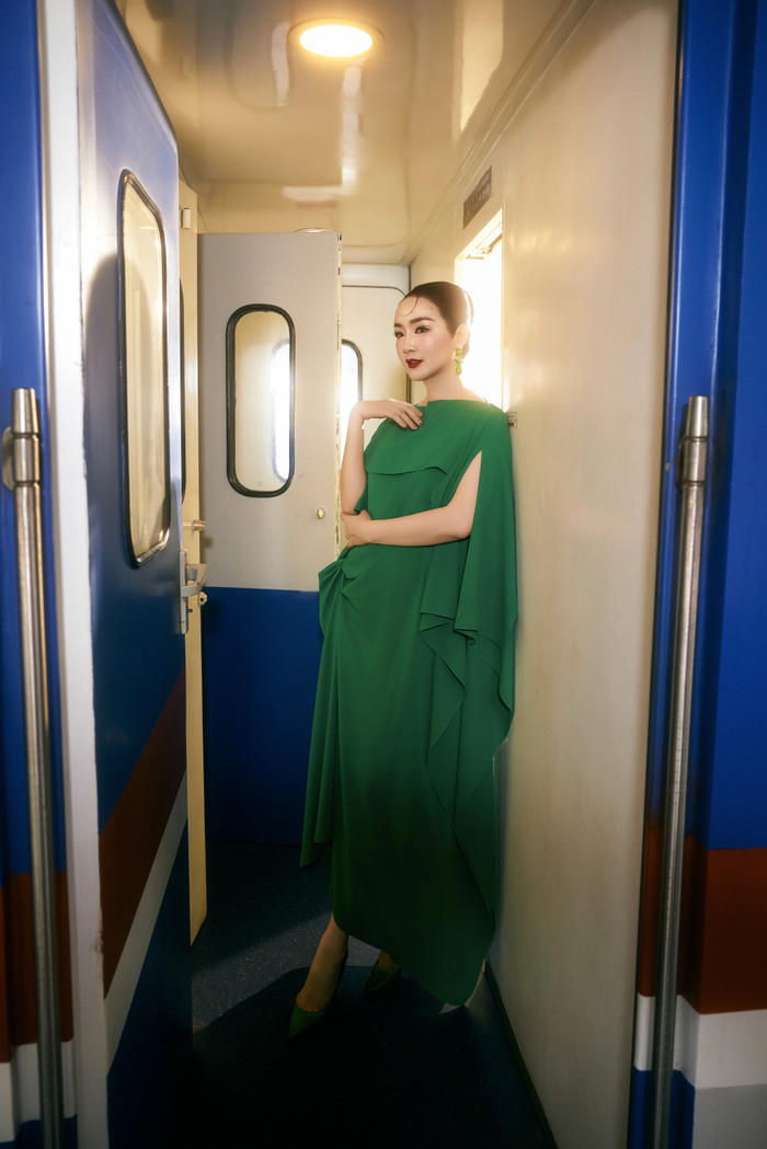 Mẫu váy lụa xanh được bộ đôi nhà thiết kê lăng xê trong bộ sưu tập lần này được Hoa hậu Giáng My phối hợp cùng với hoa tai, giày cùng tông màu toát lên vẻ thời thượng. 