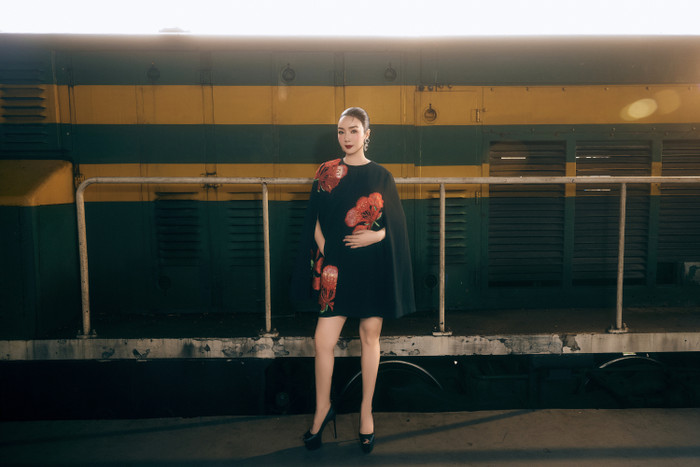 Thiết kế váy suông kết hợp áo choàng cape cùng tông màu, sắc đen huyền bí được đính kết thủ công tỉ và kỹ thuật thêu hoa tinh tế, tổng thể cùng với mắt kính, giày cao gót và lối make up cổ điển. Tất cả những yếu tố này khiến Hoa hậu Giáng My trông một biểu tượng nhan sắc của thập niên những năm 1945- 1950.