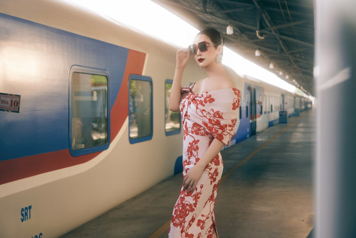 Váy bút chì cổ điển trễ vai tôn vinh làm da trắng sứ và vóc dáng của Hoa hậu sinh năm 1971. Đây là một trong những items để có kiểu dáng vừa đem lại cảm giác quyến rũ, nữ tính nhưng vẫn giữ được sự kín đáo cho các quý cô yêu thích sự thanh lịch. 