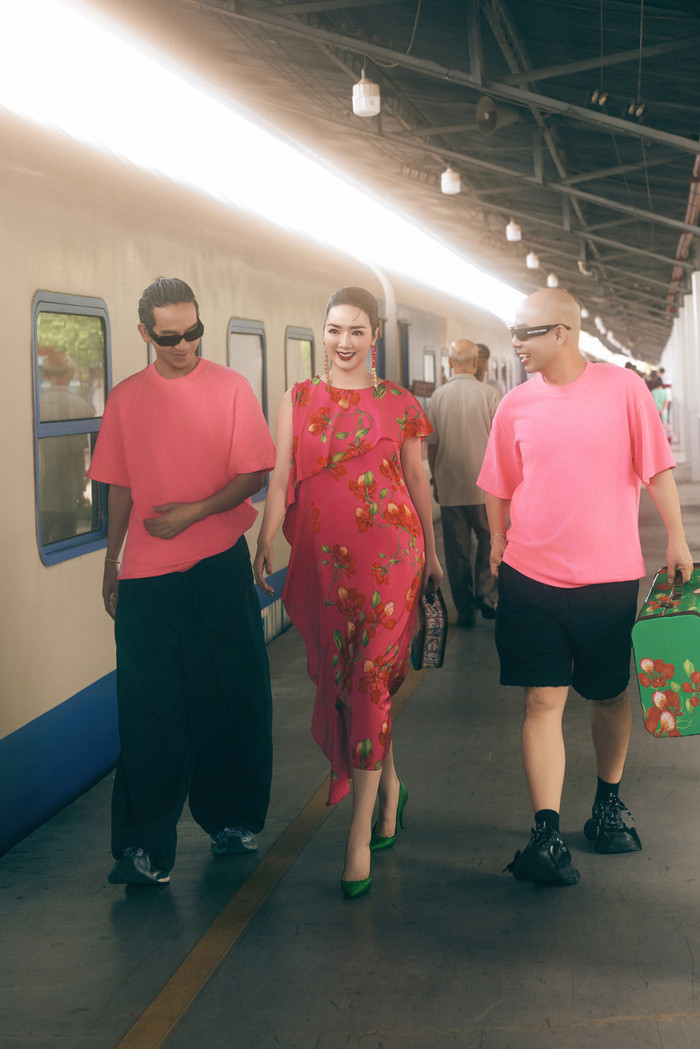 Nhân dịp đi dạo, váy lụa oversize nhẹ nhàng với sắc hồng đằm thắm là trang phục không thể thiếu trong tủ đồ của Hoa hậu Giáng My. Bộ sưu tập 'Thanh Xuân' đánh đúng tâm lý của người yêu mến hoa như Giáng My. Các bộ cánh có hoạ tiết chủ đạp là hoa Phượng, mang tinh thần của sự trẻ trung, hồi tưởng về những ký ức tươi đẹp. 