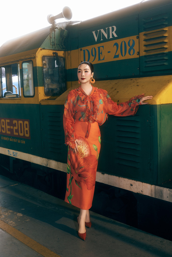 Áo sơ mi và chân váy - hai items thời trang kinh điển khi được hợp nhất và tạo nên trào lưu mới mang đến cho các quý cô sự tự tin và xinh đẹp trong mọi khoảnh khắc. 