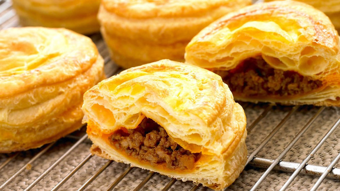 Nhiều người còn nói bánh pateso là bánh gối tuy nhiên có người lại cho rằng hai loại bánh này chả liên quan gì đến nhau.