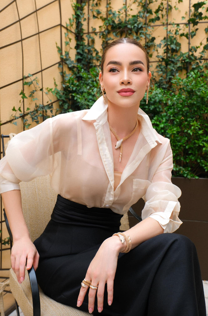 Hồ Ngọc Hà là sao nữ đầu tiên của Vbiz trở thành Friend of the house của Gucci. Nó được hiểu đơn giản là người bạn thân thiết của 'nhà mốt' đình đám hàng đầu nước Ý. Từ ngày được trao danh phận này, tủ đồ của Hồ Ngọc Hà phần lớn xoay quanh những thiết kế đến từ Gucci. Không những vậy, bà xã Kim Lý còn gây chú ý khi sắm toàn túi xách mang giá trị khủng, lên đến con số trăm triệu đồng.