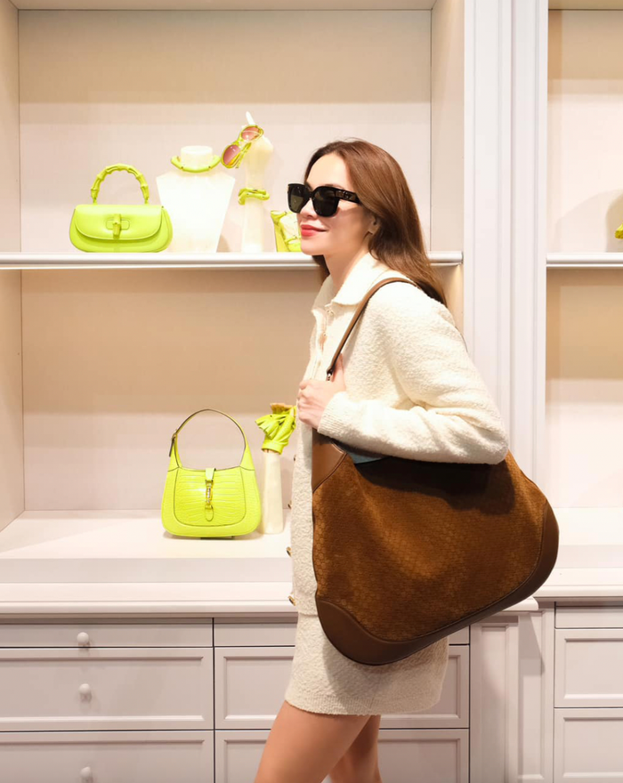 Hồ Ngọc Hà còn chi khoảng 4100 USD (hơn 100 triệu đồng) để sắm một mẫu túi kẹp nách cỡ lớn khác được làm từ chất liệu da lộn, mang tông màu nâu đậm nổi bật. Phụ kiện này được bà mẹ 3 con mang đi dạo chơi khắp đường phố châu Âu trong lần công tác vừa qua.