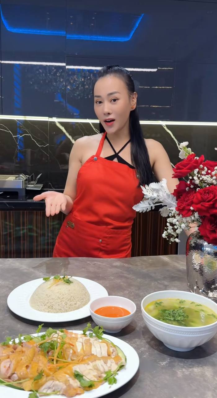 Phương Oanh vừa đảm đang lại xinh đẹp mặn mà trong video nấu ăn mới.