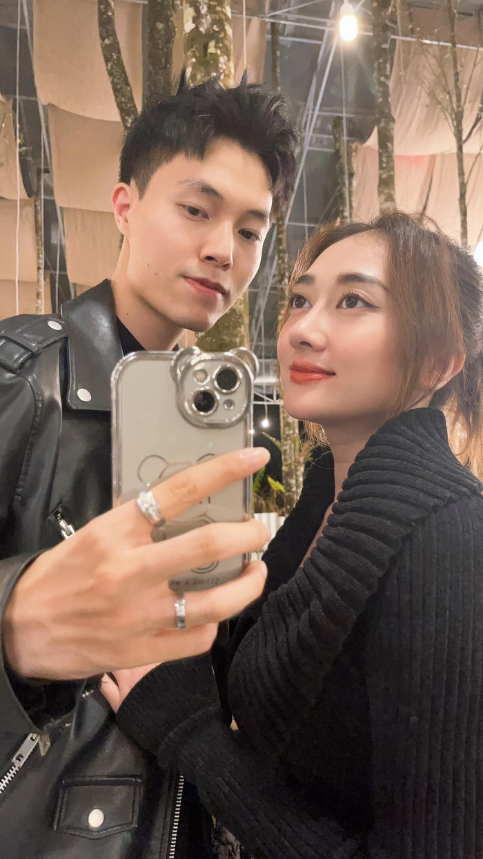 Trước đây, Phan Đạt không hoạt động trong lĩnh vực nghệ thuật. Một lần đến xem kịch ở sân khấu, anh có cảm tình với Phương Lan nên sau đó đã chủ động nhắn tin với cô.