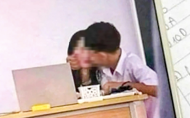 Hình ảnh nam sinh thân vật với cô giáo.