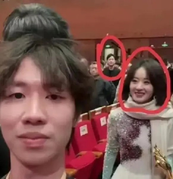 Phùng Thiệu Phong chăm chú nhìn Triệu Lệ Dĩnh.