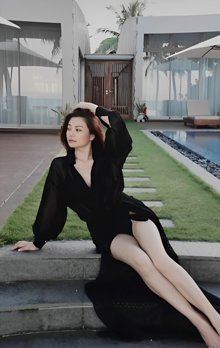 Kiều Anh thả dáng gợi cảm, khoe trọn đôi chân dài miên man trong chiếc đầm cắt xẻ táo bạo. 