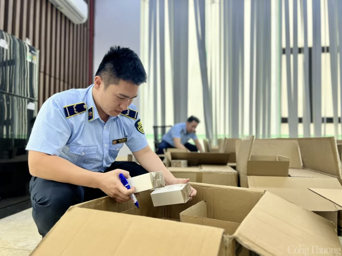 Lực lượng Quản lý thị trường đã tiến hành kiểm tra và thu hồi hơn 10.000 chai nước hoa không rõ nguồn gốc. Ảnh: Báo Công Thương.