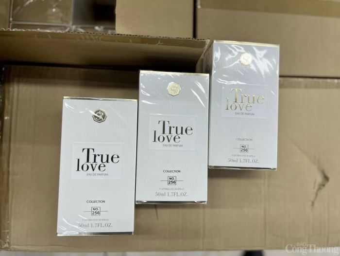 Những nhãn hiệu nước hoa lạ, không rõ xuất xứ được hot Tiktoker Phan Thủy Tiên bán rộng rãi trên sóng livestream.