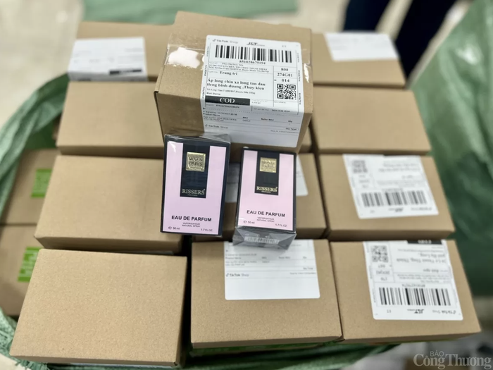 Tại khu vực đóng gói ghi nhận hàng trăm đơn hàng nước hoa đang đợi để vận chuyển. Ảnh: Báo Công Thương.
