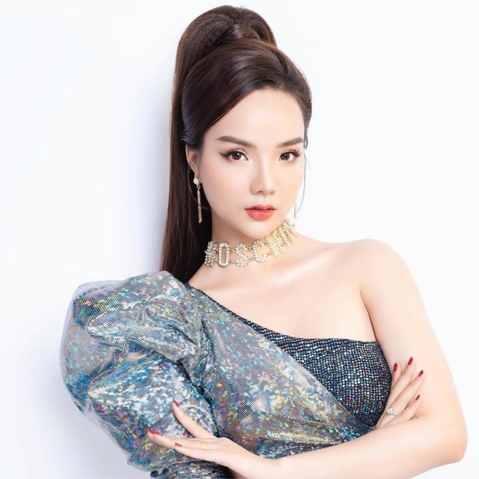 Hot Tiktoker Phan Thủy Tiên bị lực lượng Quản lý thị trường thu giữ hơn 10.000 chai nước hoa lậu.