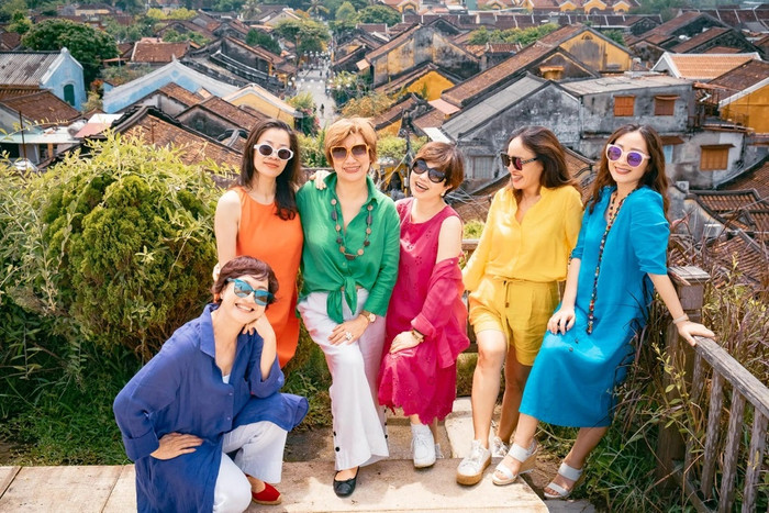 Nữ nghệ sĩ (váy hồng) đi du lịch cùng hội bạn thân có NSND Lê Khanh, Tú Oanh...
